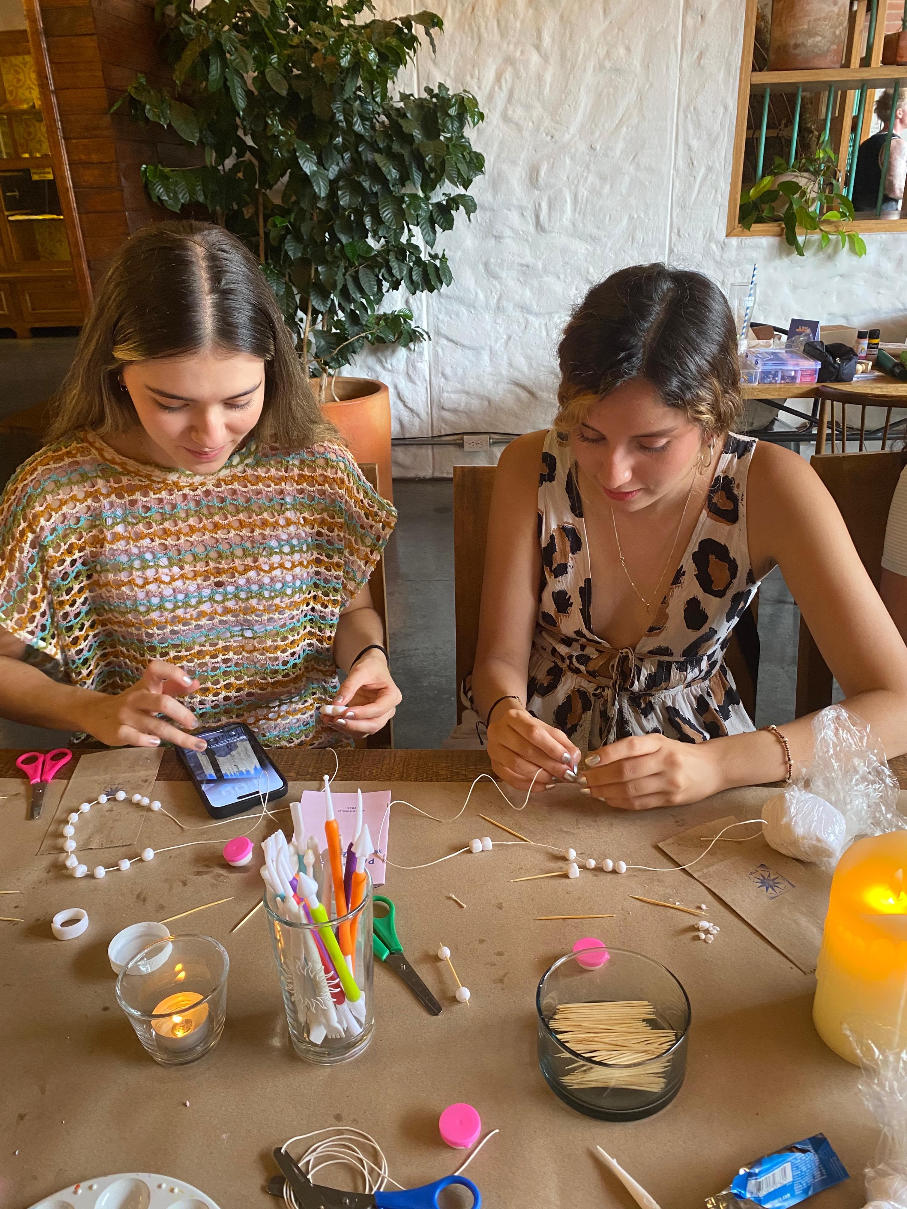 Grupo de participantes en un taller creativo